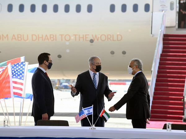 Premier Netanyahu mit US-Finanzminister Steven Mnuchin (links) und VAE-Finanzminister Obaid Humaid Al Tayer beim Treffen. 